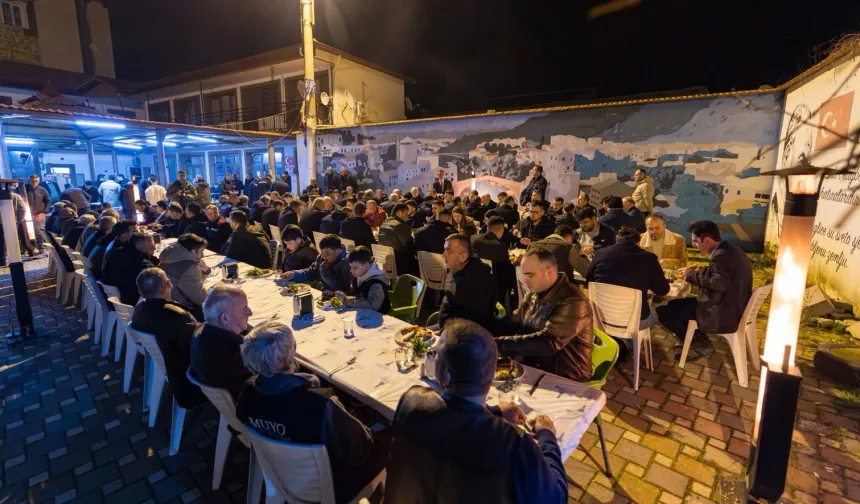 Başkan Tugay Kemalpaşalılarla sahur sofrasında buluştu