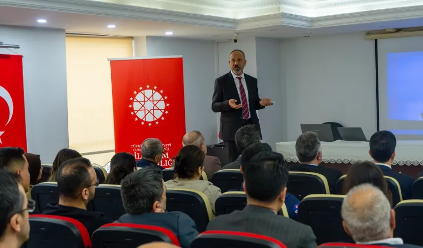 Osmaniye'de yapay zekâ çağında gazeteciliğin geçirdiği dönüşüm anlatıldı