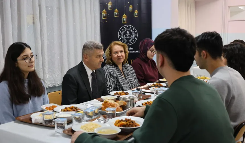 Artvin Valisi Ergün, lise öğrencileriyle iftarda buluştu