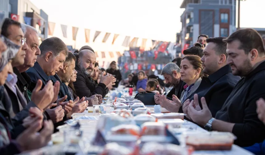 İzmir Çamdibi'nde binlerce kişilik iftar sofrası 