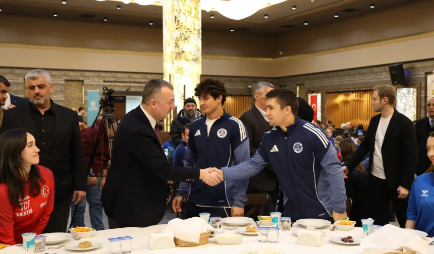 Kocaeli'de Başkan Büyükakın başarılı sporcularla iftar yaptı