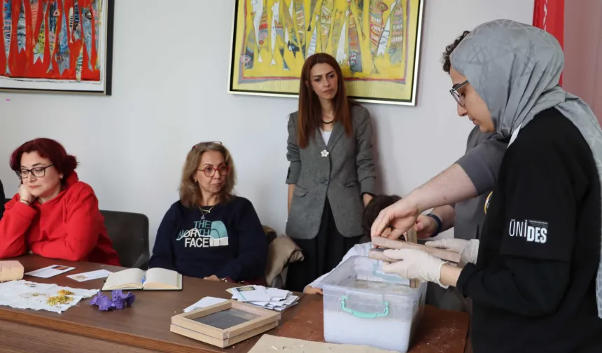 Maltepe'de geleneksel yöntemle kâğıt yapımını öğrendiler